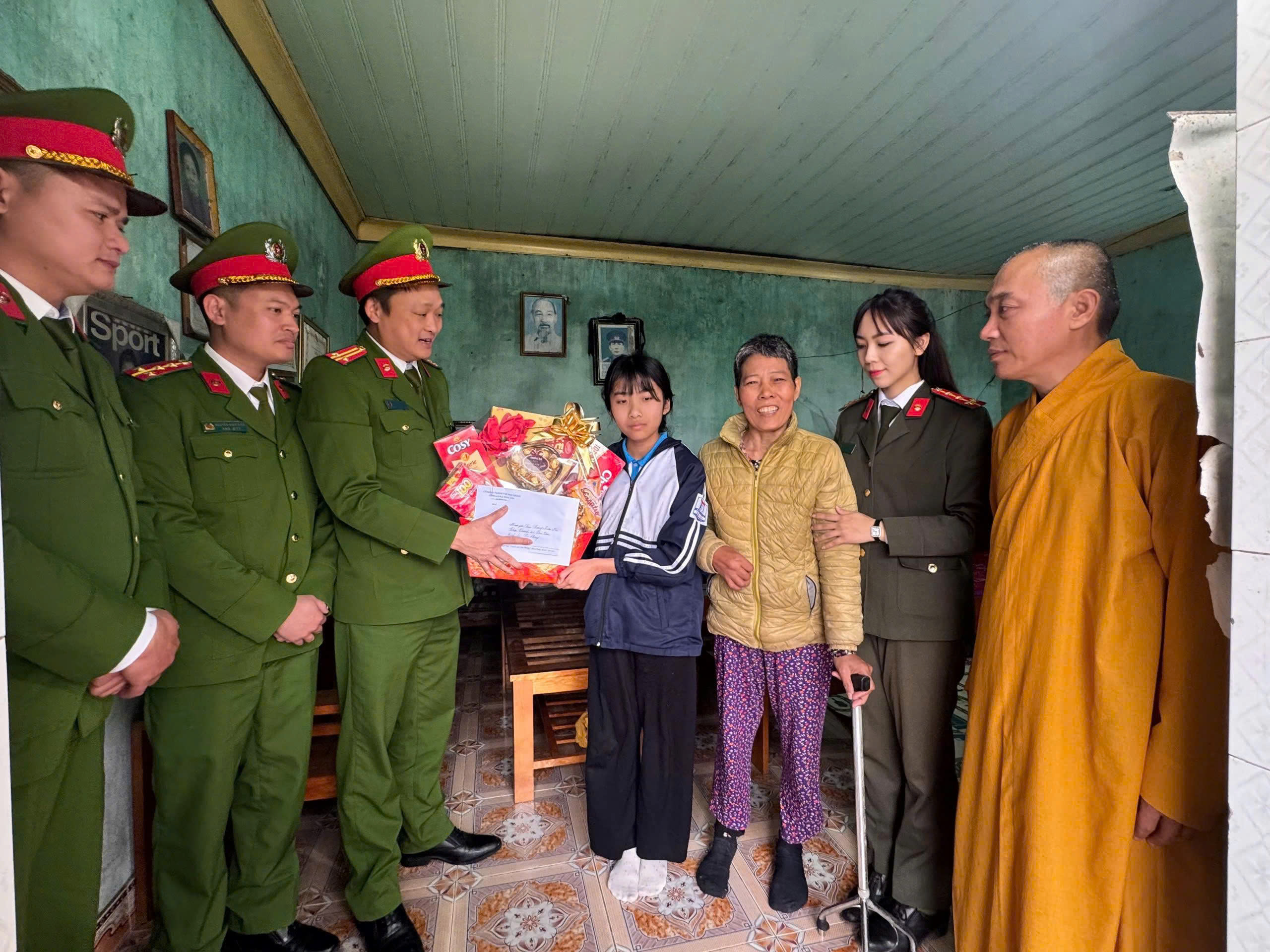 Công an xã Thái Tân: Tặng quà Tết cho 09 hộ gia đình có hoàn cảnh khó khăn
